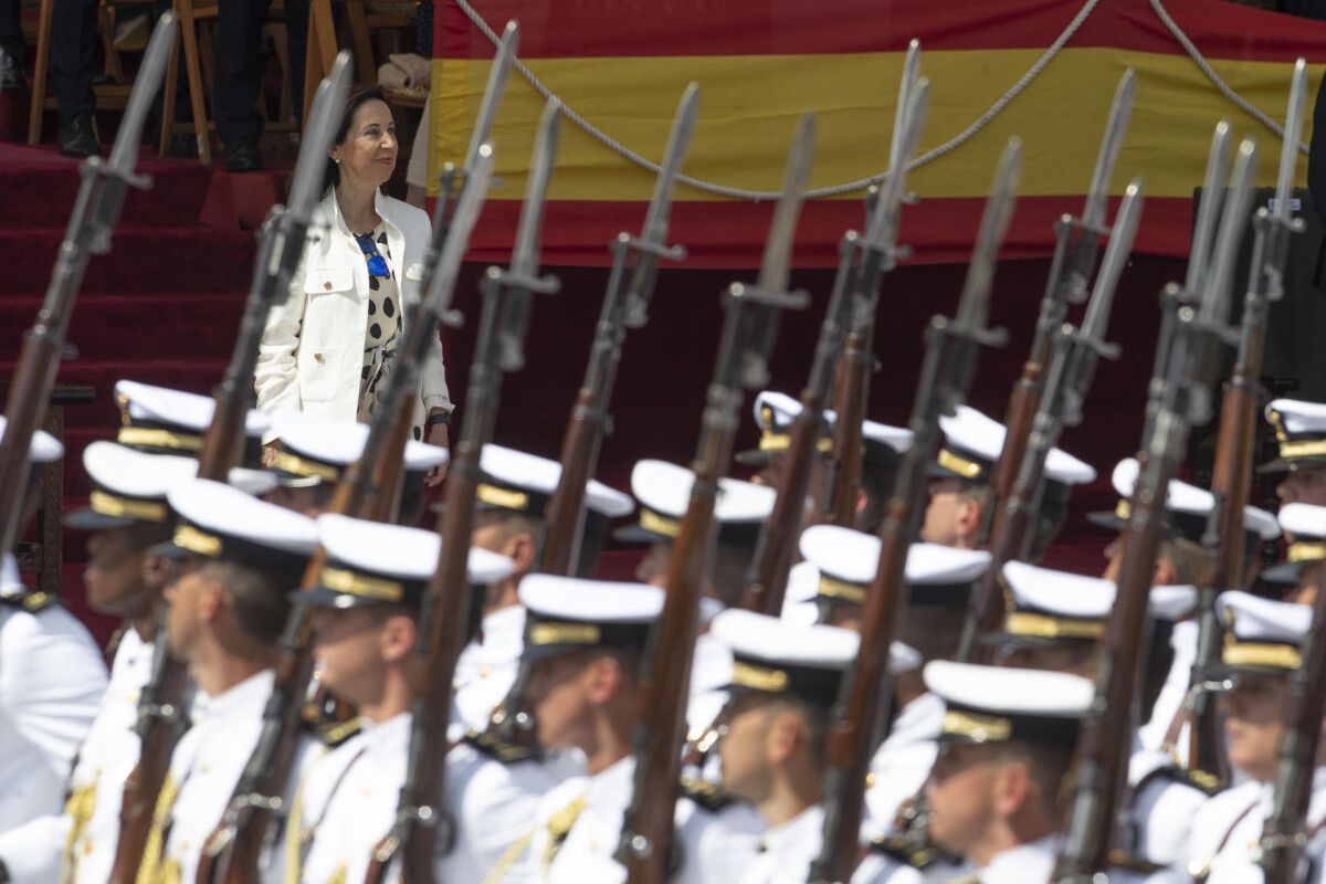 A ministra de Defensa Margarita Robles presidiu a Entrega de Despachos na Escola Naval de Marín