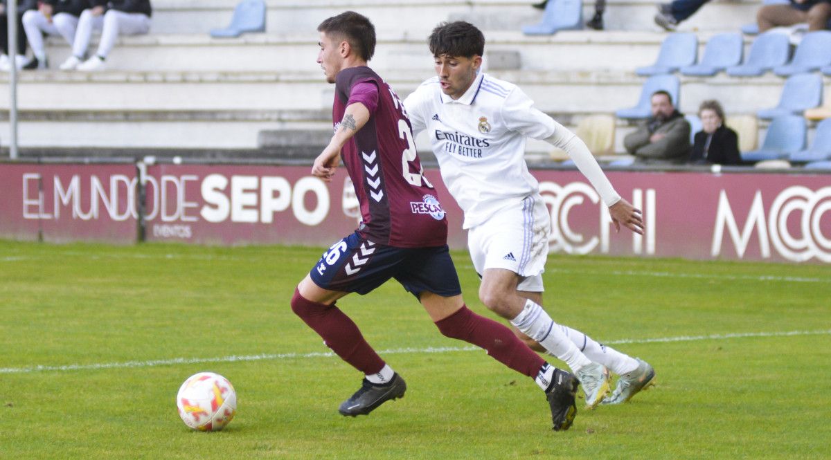 Partido de Primera RFEF entre Pontevedra CF e Real Madrid Castilla en Pasarón
