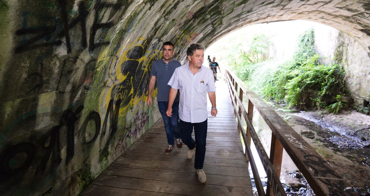 Miguel Anxo Fernández Lores e Xaquín Moreda supervisan a senda do Gafos