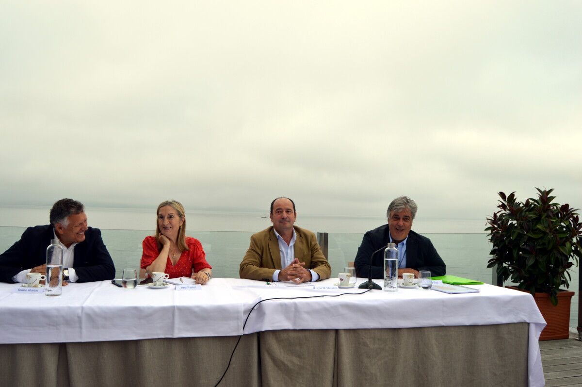 Encontro de Ana Pastor con representantes do sector turístico en Sanxenxo