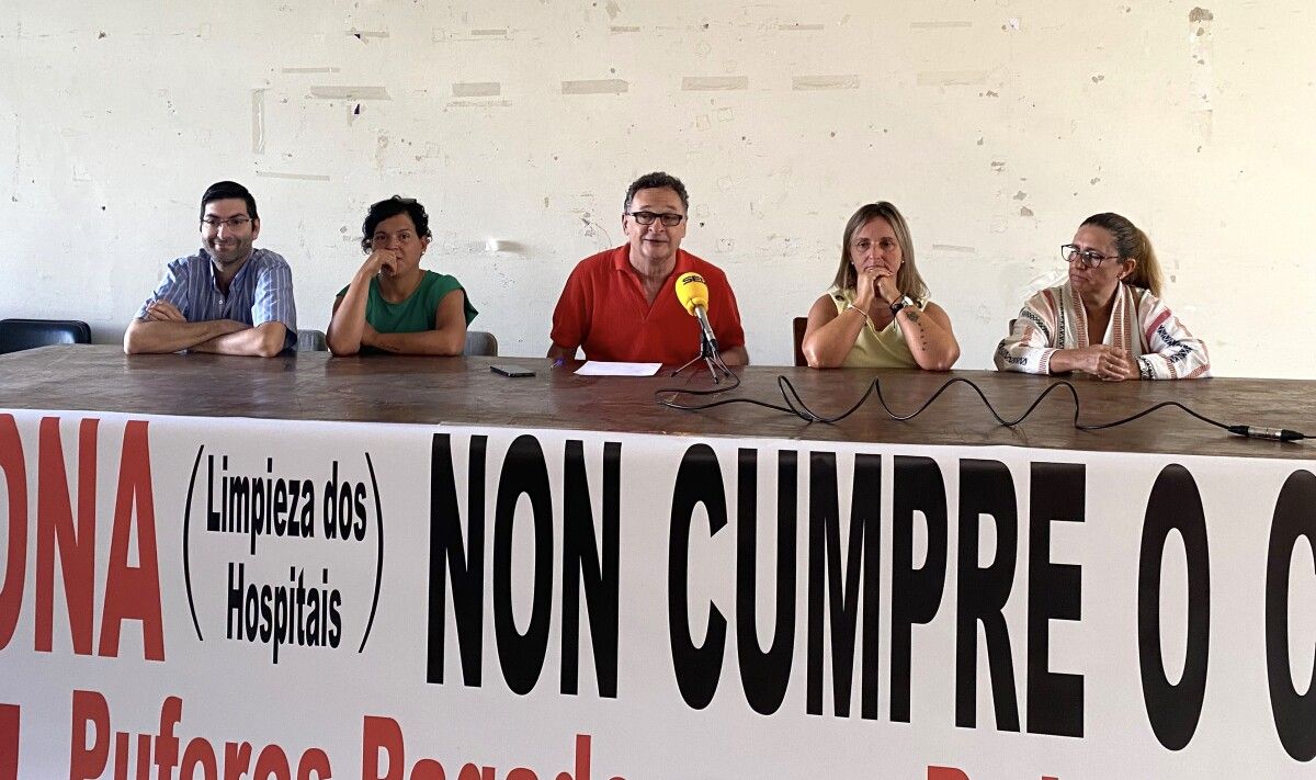 Rueda de prensa del personal de Acciona en el servicio de limpieza de los hospitales de Pontevedra con CC.OO.