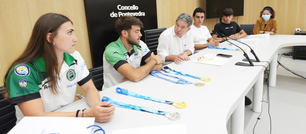 Recepción no Concello aos medallistas pontevedreses no mundial de piragüismo júnior e sub 23