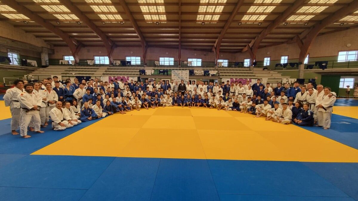 Lete Lasa visita os participantes na concentración internacional de judo en Marín