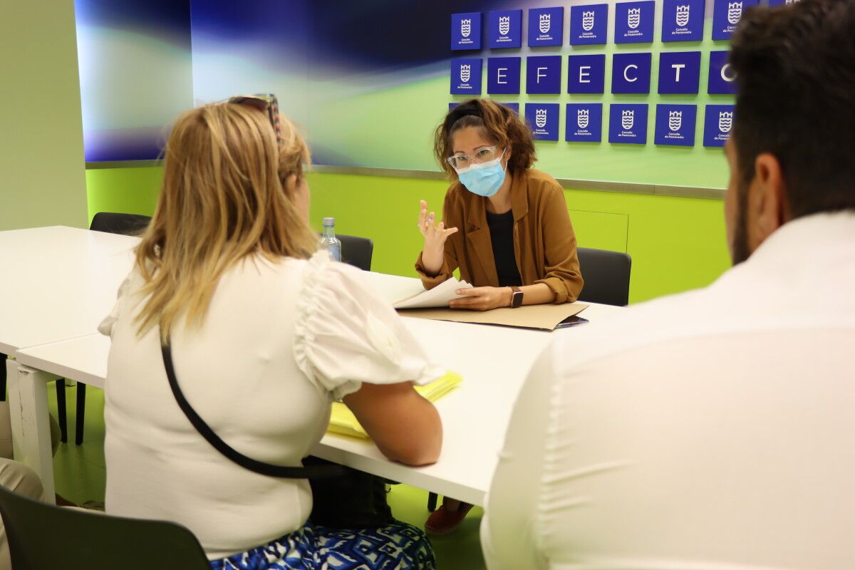 Anabel Gulías, concejala de Promoción Económica, conversa con Margarita González, presidenta de los Ambulantes Autónomos