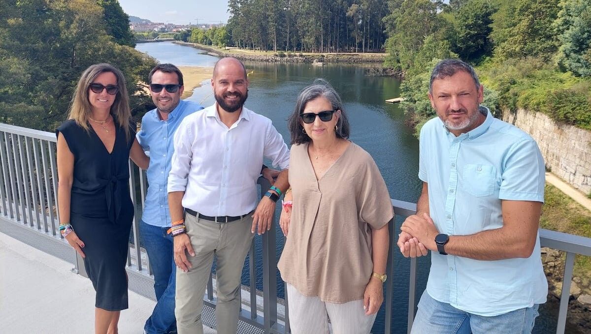Os concelleiros socialistas e a candidata Marica Adrio na vella ponte do ferrocarril
