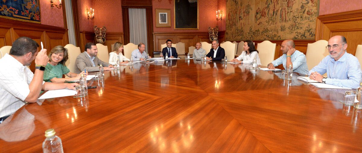 Nuevo equipo de gobierno de la Deputación de Pontevedra encabezado por el presidente Luís López