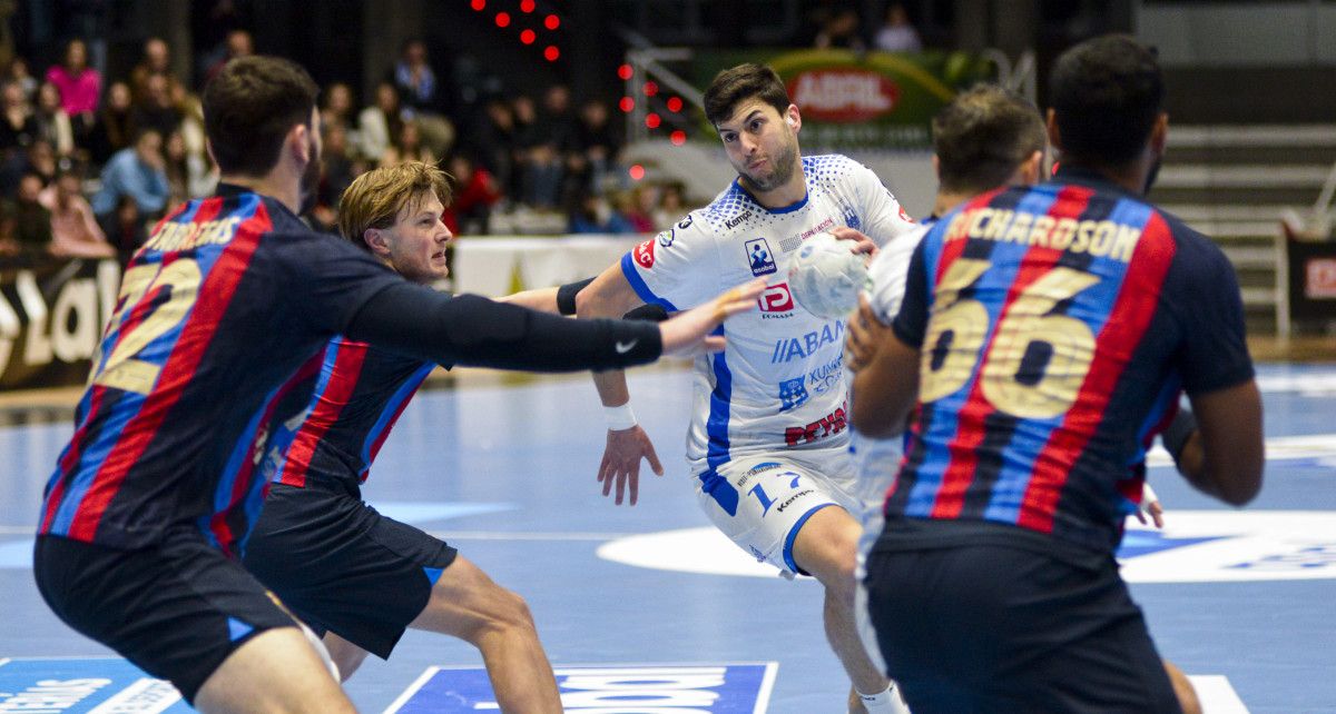 Carlos Pombo nun partido de Liga Asobal entre Cisne e FC Barcelona
