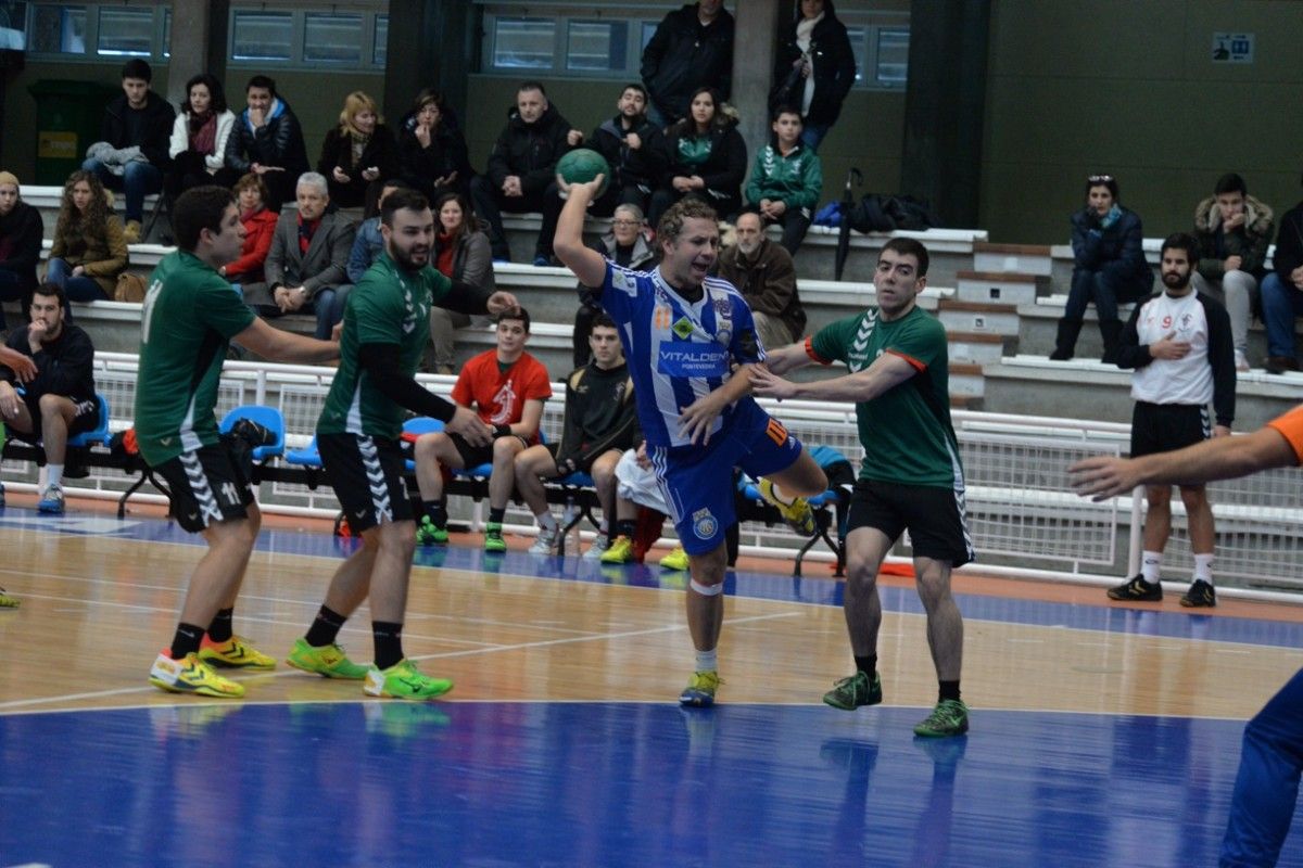 Partido entre BM Pontevedra y Lavadores en el Municipal
