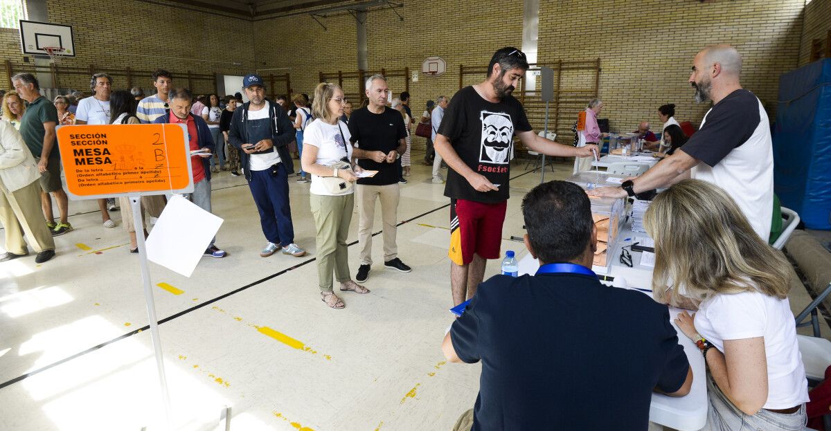 Gente votando en Pontevedra en las elecciones generales del 23J