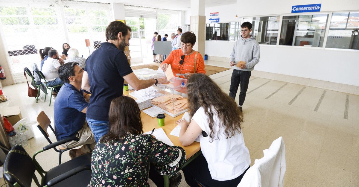 Gente votando en Pontevedra en las elecciones generales del 23J