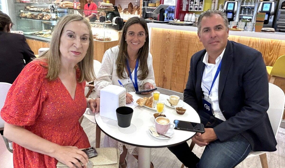 Ana Pastor, Pepa Pardo y Rafa Domínguez compartiendo desayuno en el 23J
