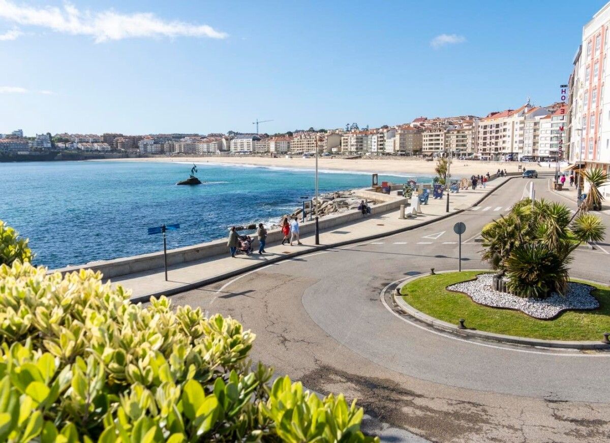 Centro de la villa de Sanxenxo con Silgar al fondo
