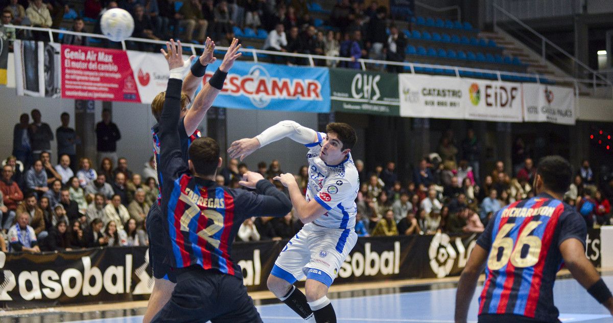 Carlos Ocaña, no partido de Liga Asobal entre Cisne e FC Barcelona