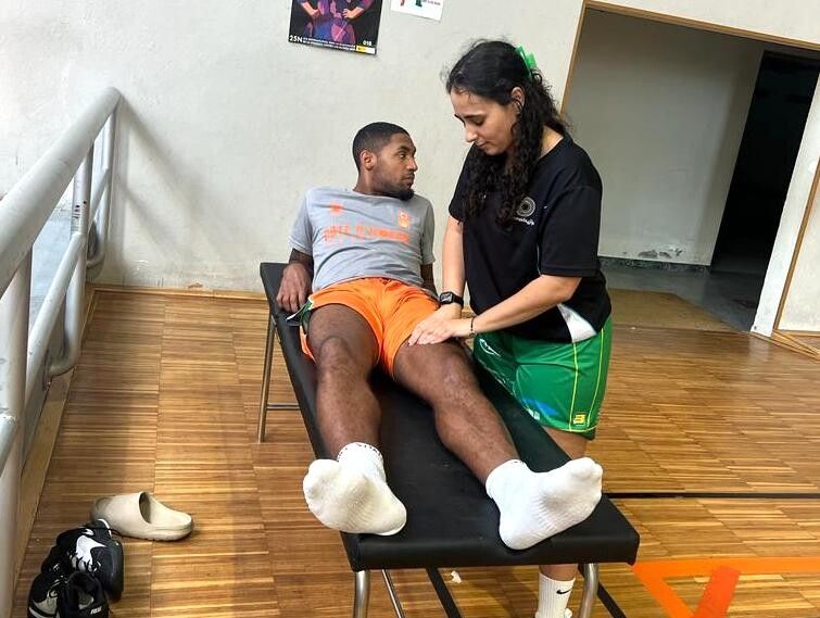 Aldara Vázquez, na concentración da selección absoluta masculina de Costa do Marfil