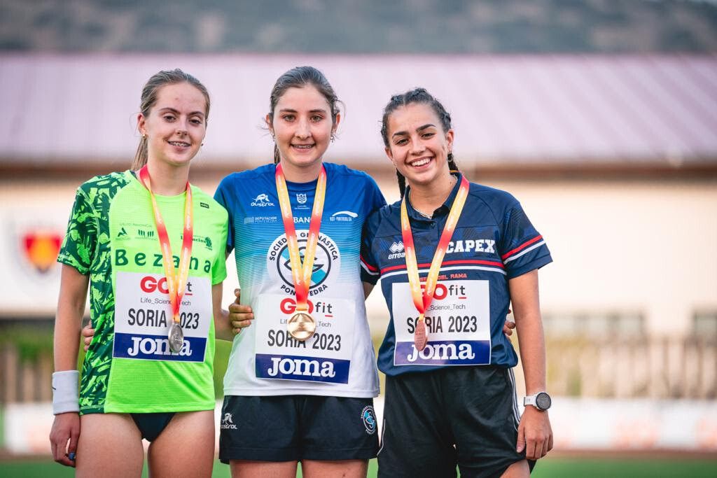 Isabel Caeiro (centro) tras conseguir o ouro no Campionato de España Sub20 de atletismo