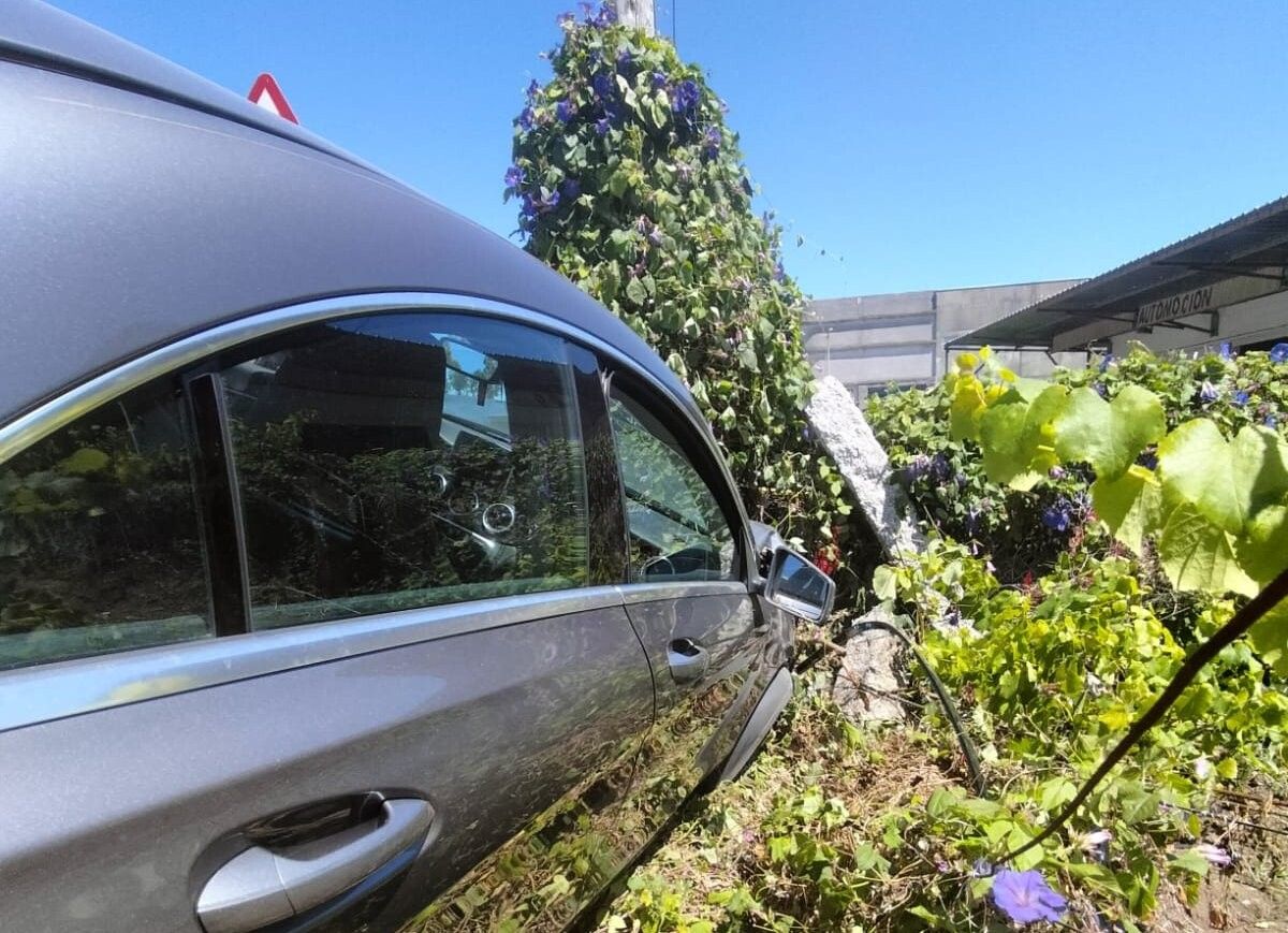 El vehículo accidentado en la PO-300