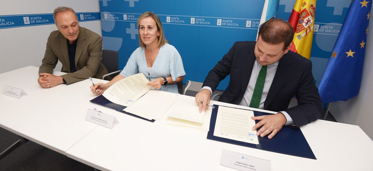 Agustín Reguera, Ethel Vázquez y Jorge Cubela, en la Xunta