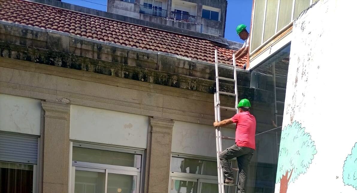Operarios de la Xunta revisan las canaletas en el CEIP Froebel