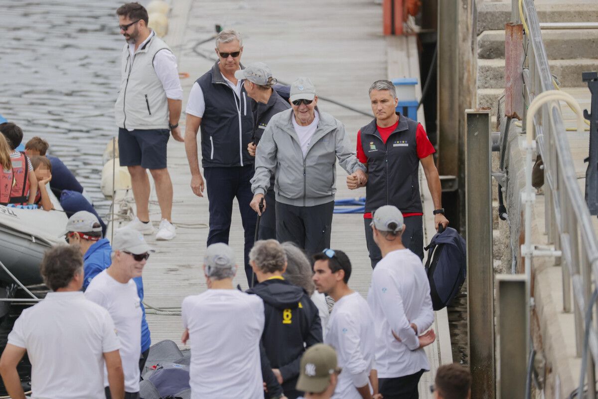 Juan Carlos I, saíndo a navegar no Bribón na súa terceira visita a Sanxenxo desde que fixou a súa residencia en Abu Dhabi