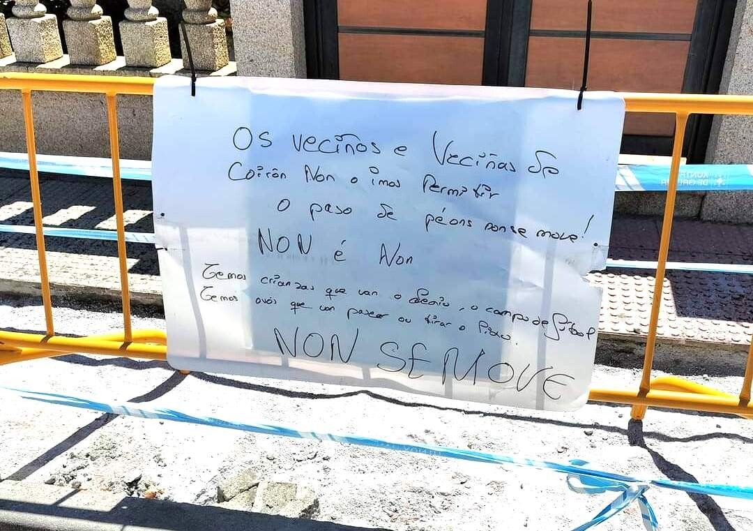 Cartel veciñal no valado reclamando o paso de peóns