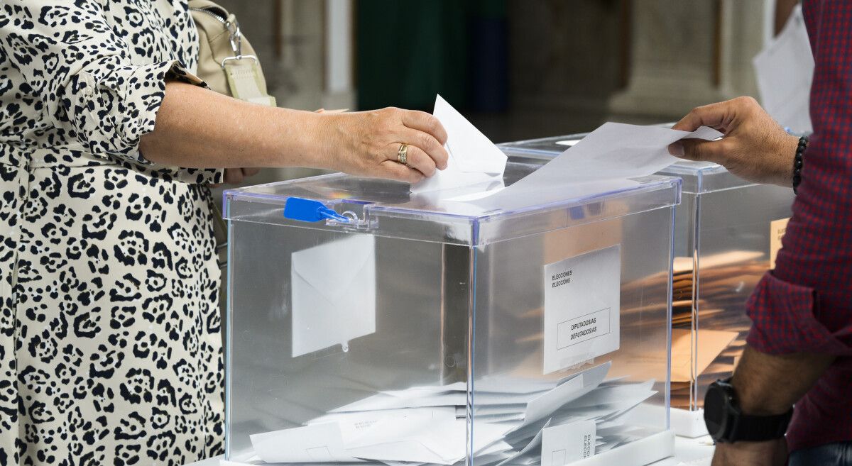 Gente votando en Pontevedra en las elecciones generales del 23J