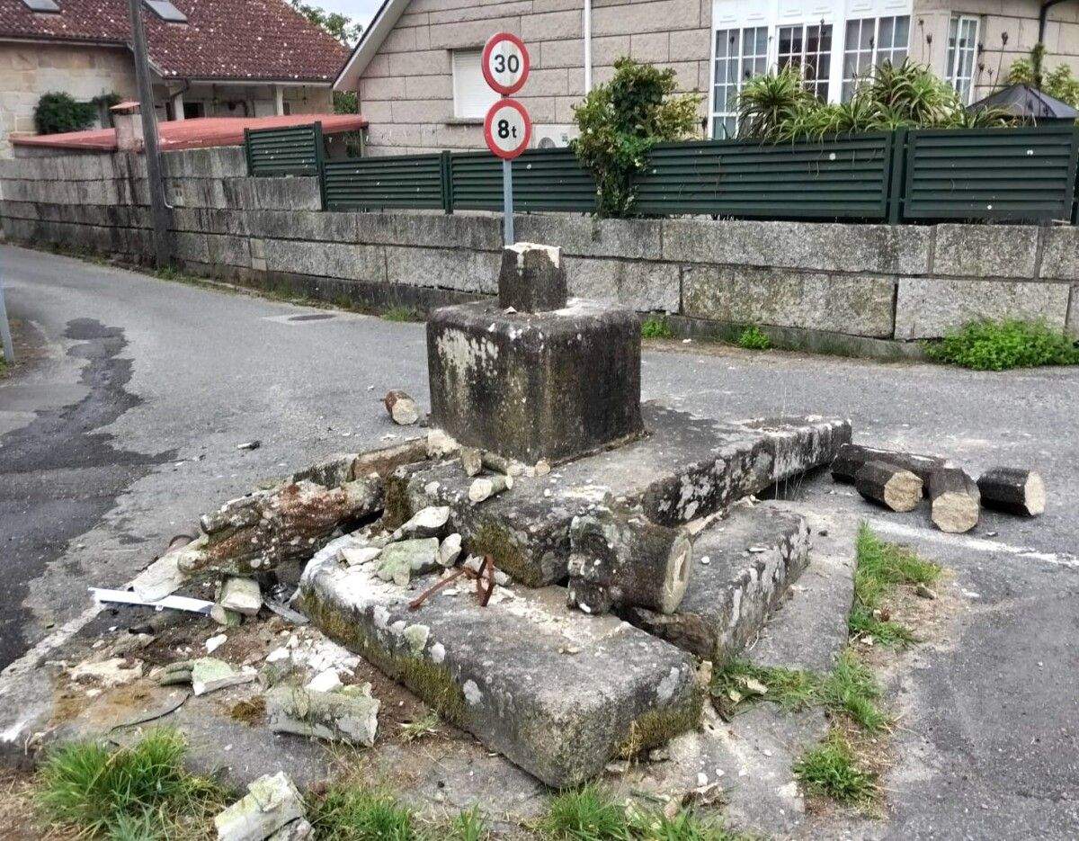 Cruceiro do Montiño, en Lérez, derribado por el choque de un vehículo
