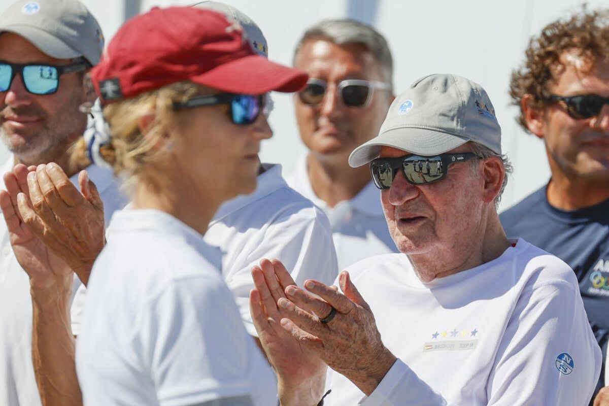 O rei emérito aplaude durante a entrega de premios da regata de clase 6M