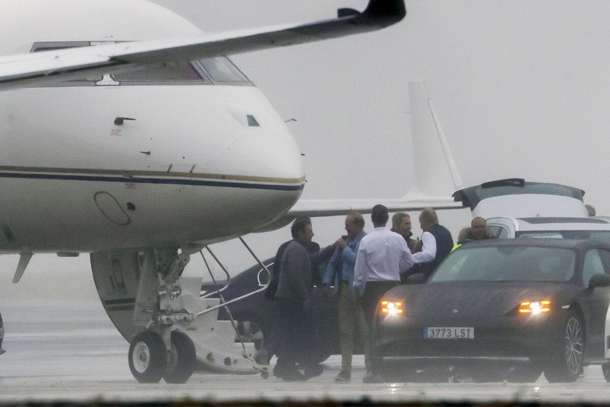 Juan Carlos I, na pista do aeroporto de Peinador