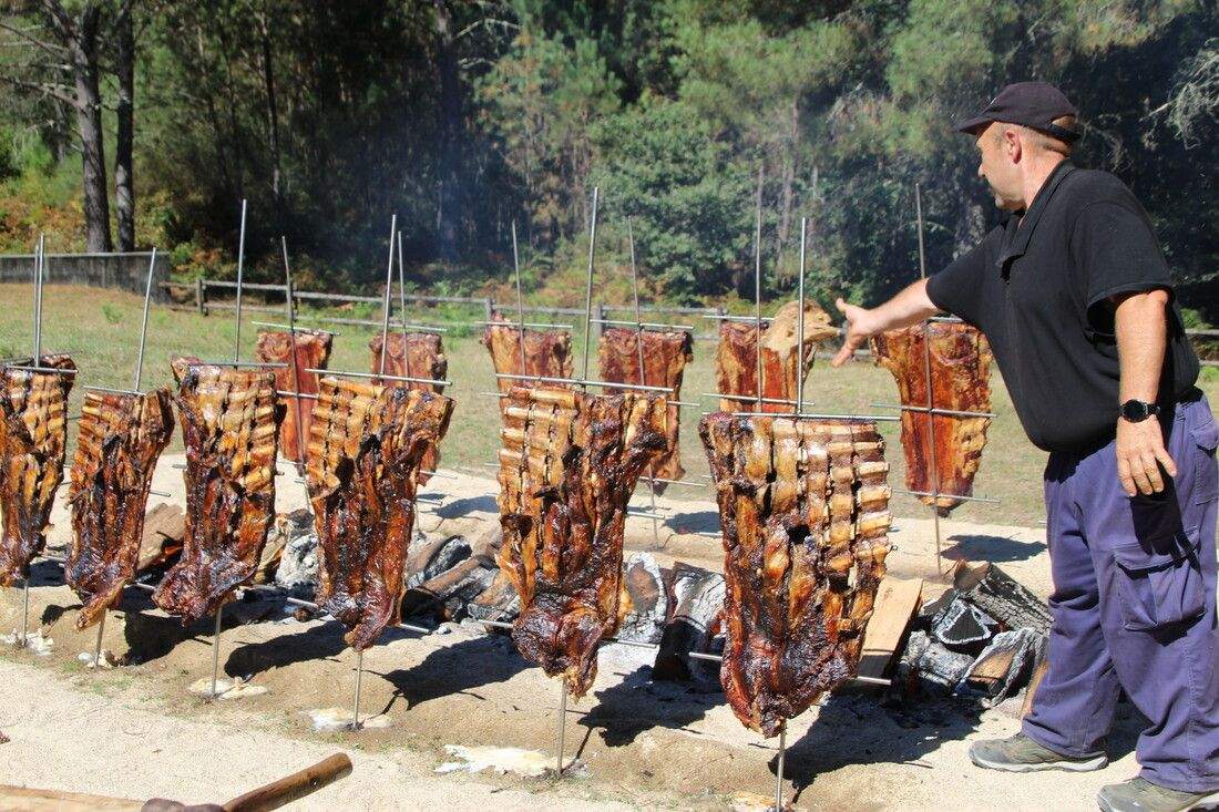 Una persona preparando un asado