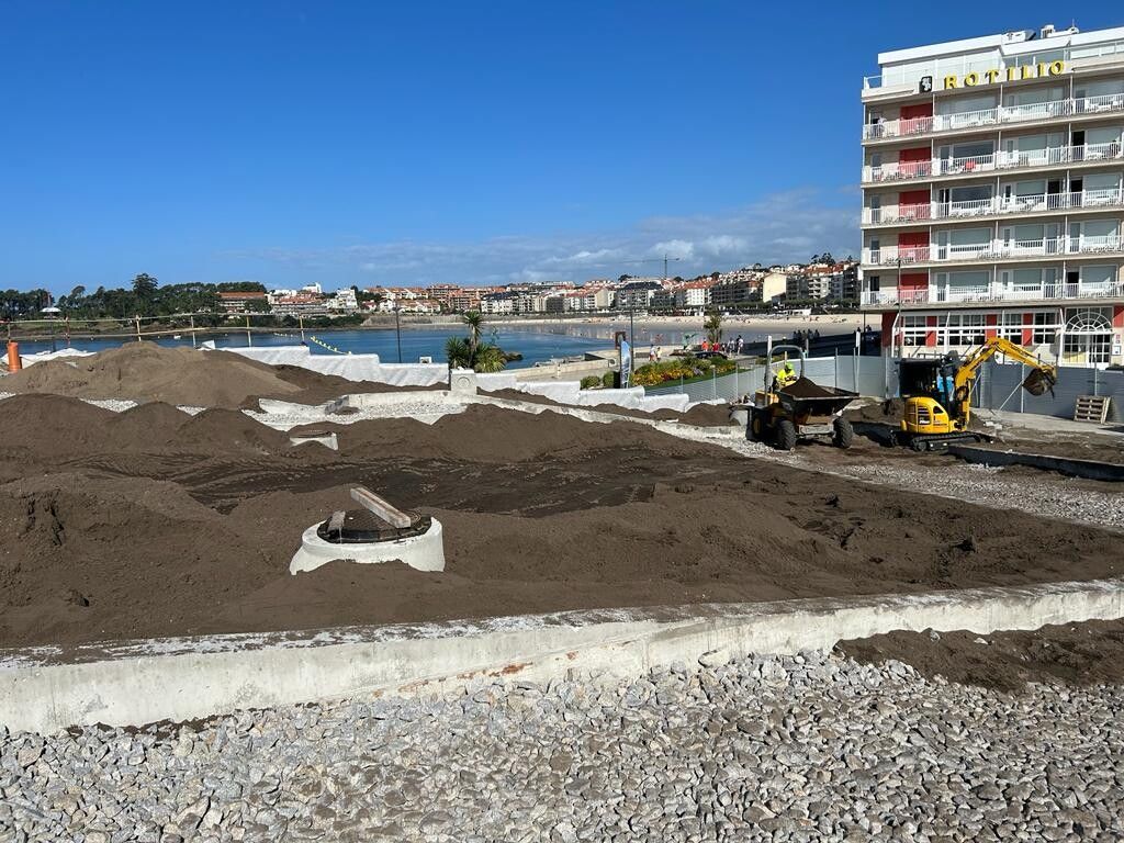 Traballos de creación dunha nova zona axardinada nas inmediacións do porto de Sanxenxo