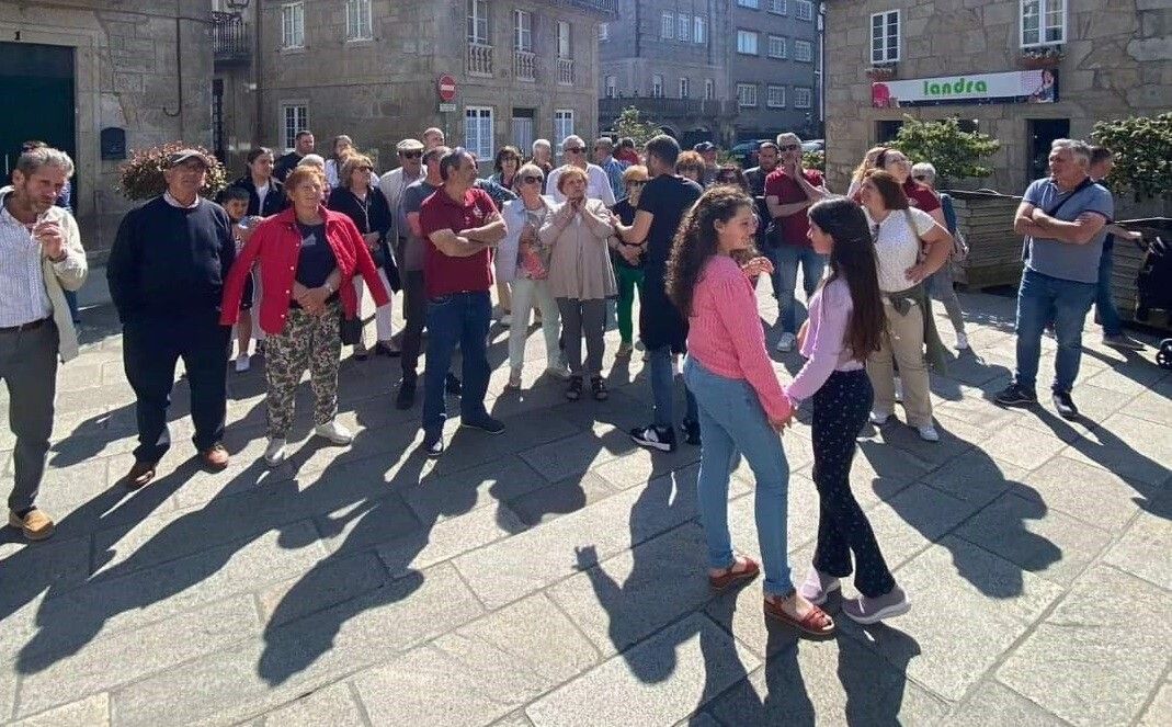 Un grupo de persoas visitando Cuntis