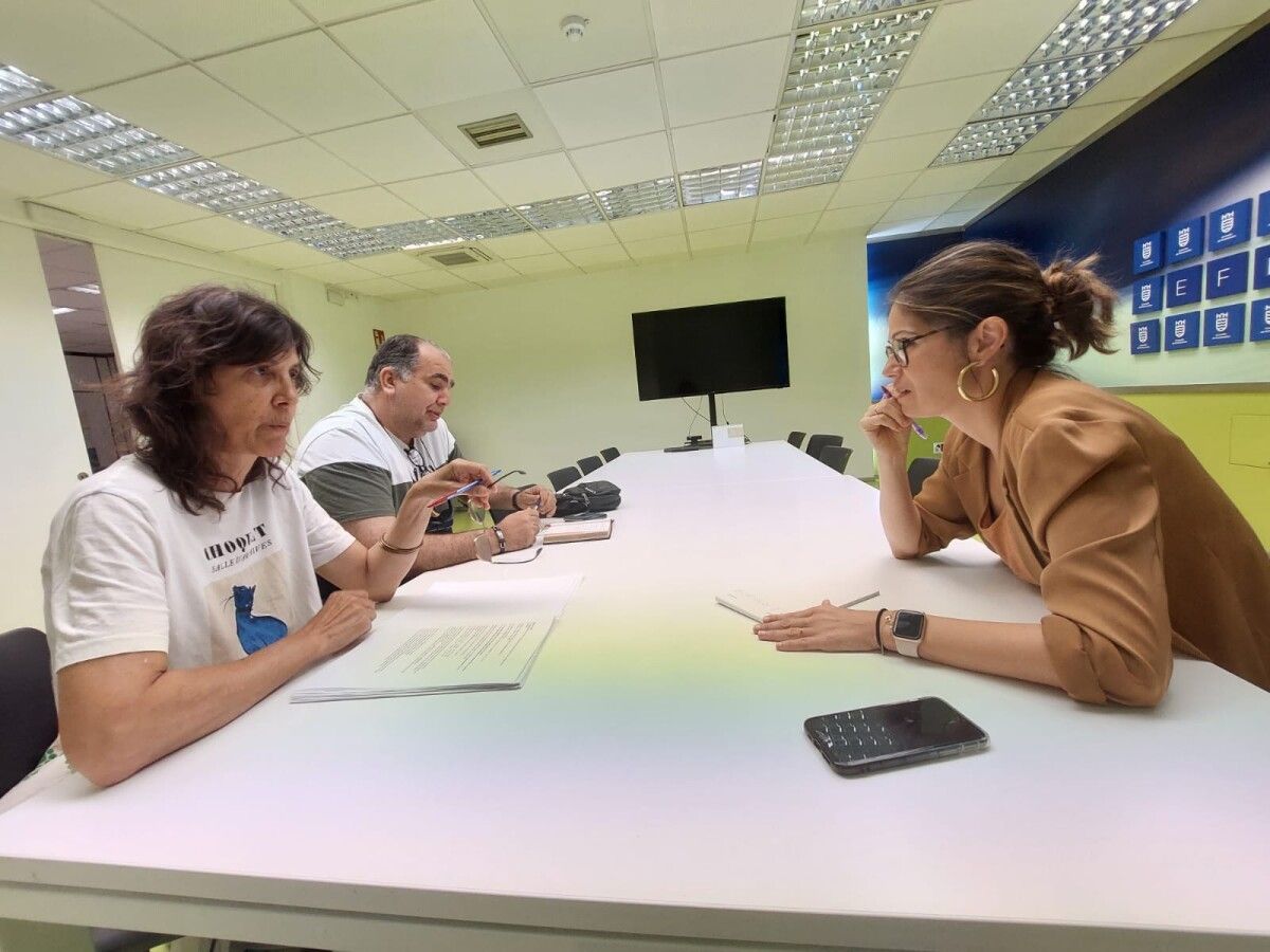Reunión de Anabel Gulías con representantes dos vendedores do mercadillo de antigüidades 