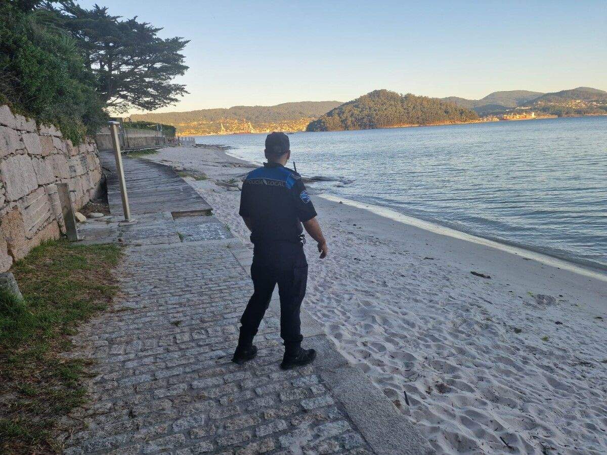 Axente da Policía Local vixiando unha praia
