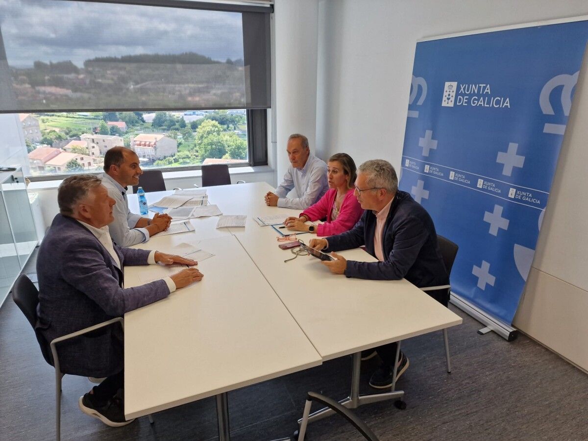 Os alcaldes de Poio e Sanxenxo, Ángel Moldes e Telmo Martín, reúnense coa conselleira Ethel Vázquez