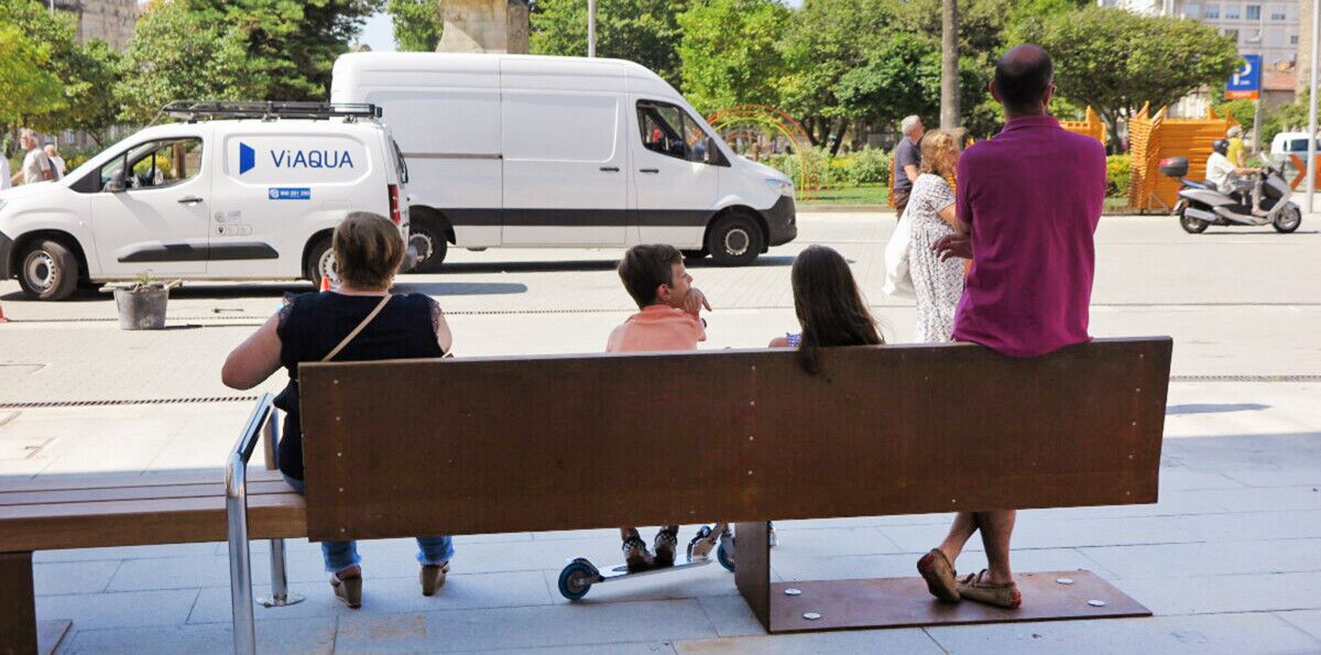 Banco en la zona de estancia al lado de la Casa Consistorial