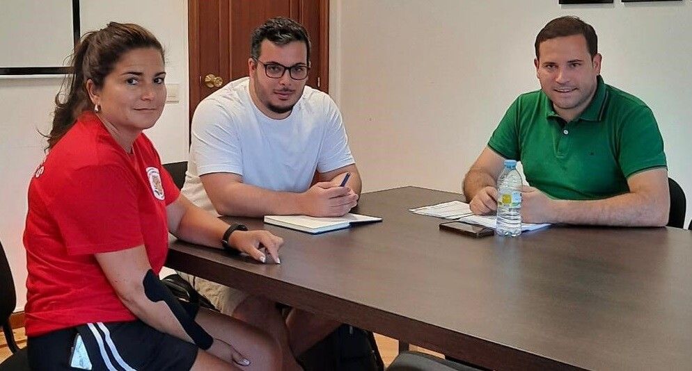 O alcalde con membros da directiva da Asociación Cultural Os Afoutes do Canón de Pau 