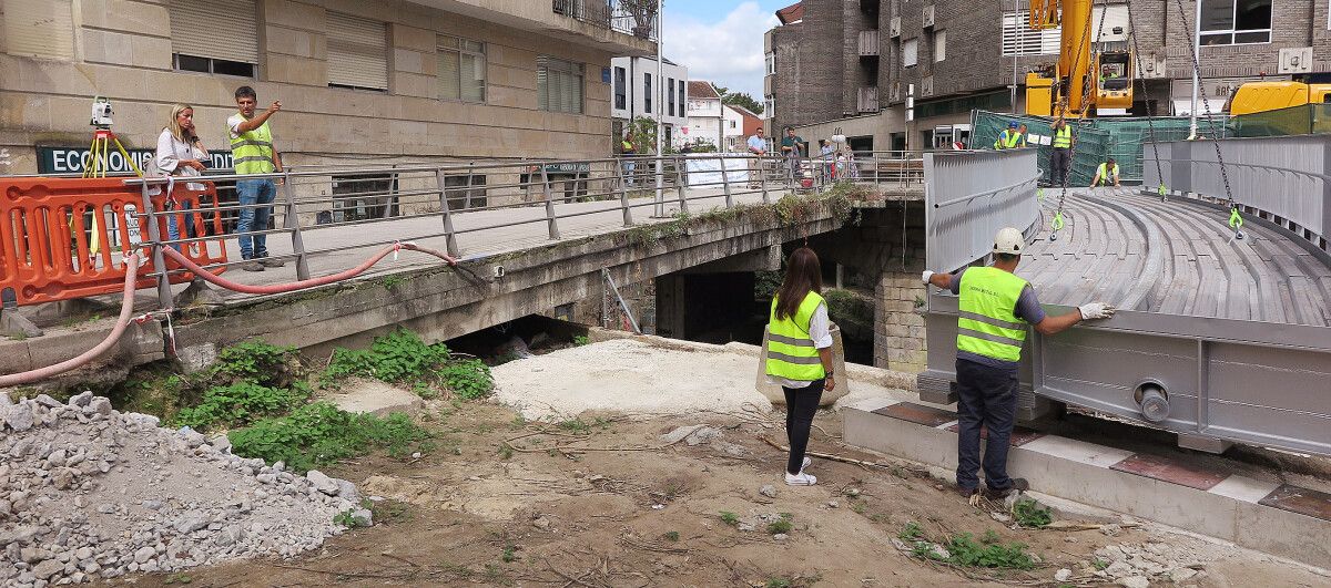 Instalación da nova pasarela metálica sobre o río Gafos