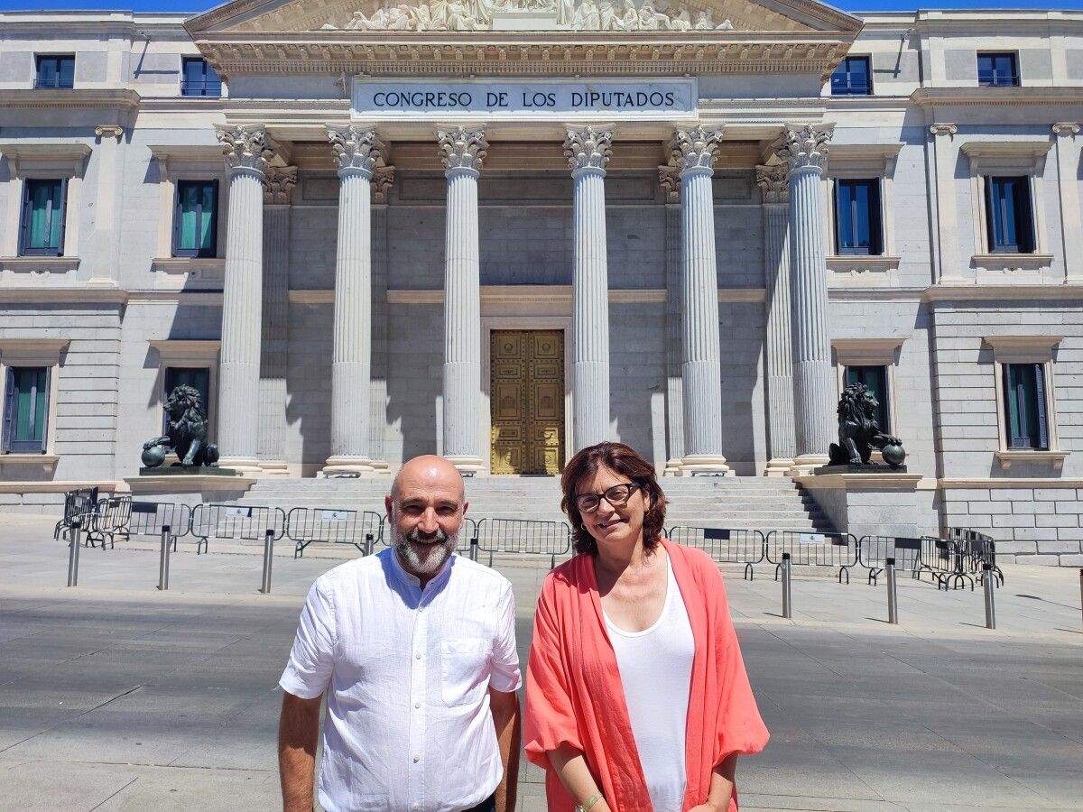 Néstor Rego y Carme da Silva, delante del Congreso de los Diputados en Madrid