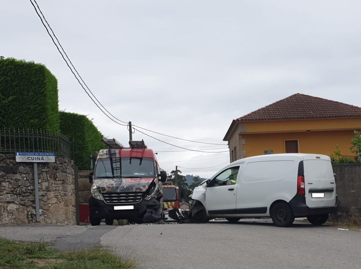 Accidente de tráfico entre un turismo y una furgoneta en Cambados