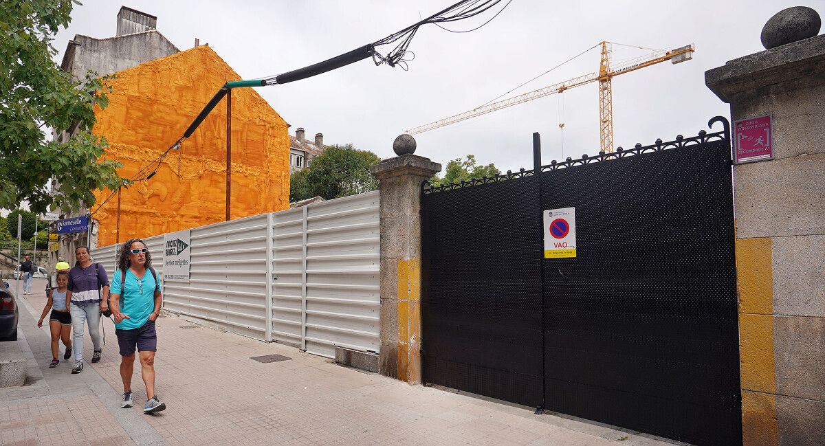 Terreno donde construirán un edificio de 27 viviendas en la rúa do Rouco