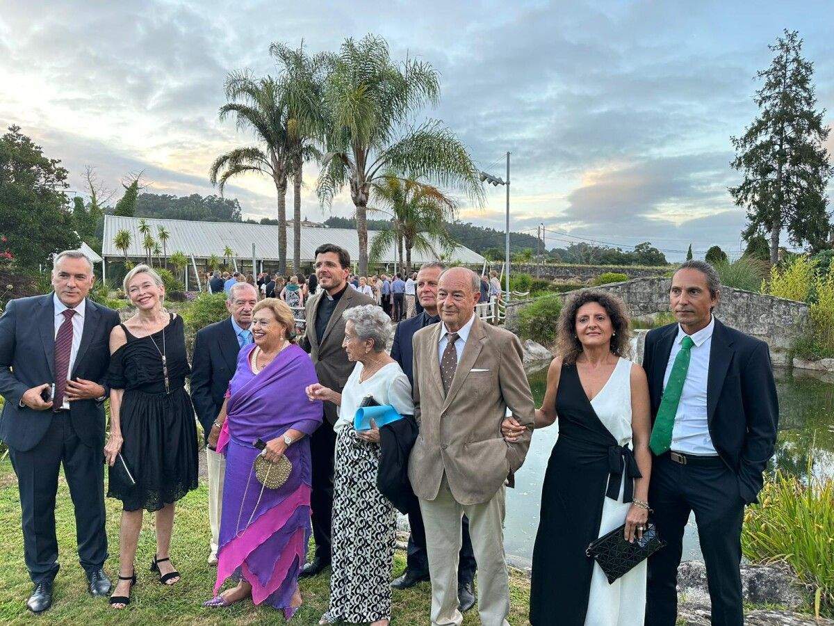 Foto de familia dos premiados polos Amigos de Pontevedra neste 2023