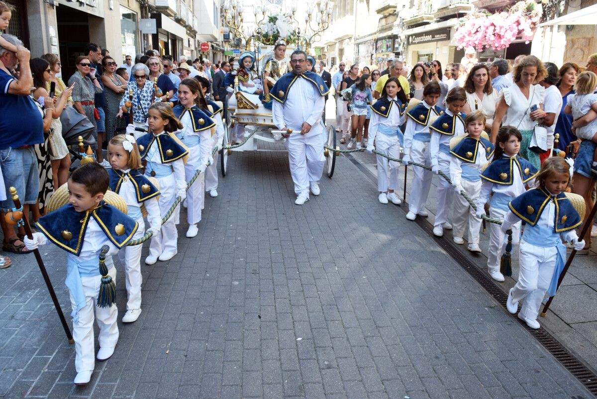 Traslado de la carroza procesional para la ofrenda floral a la Virgen Peregrina