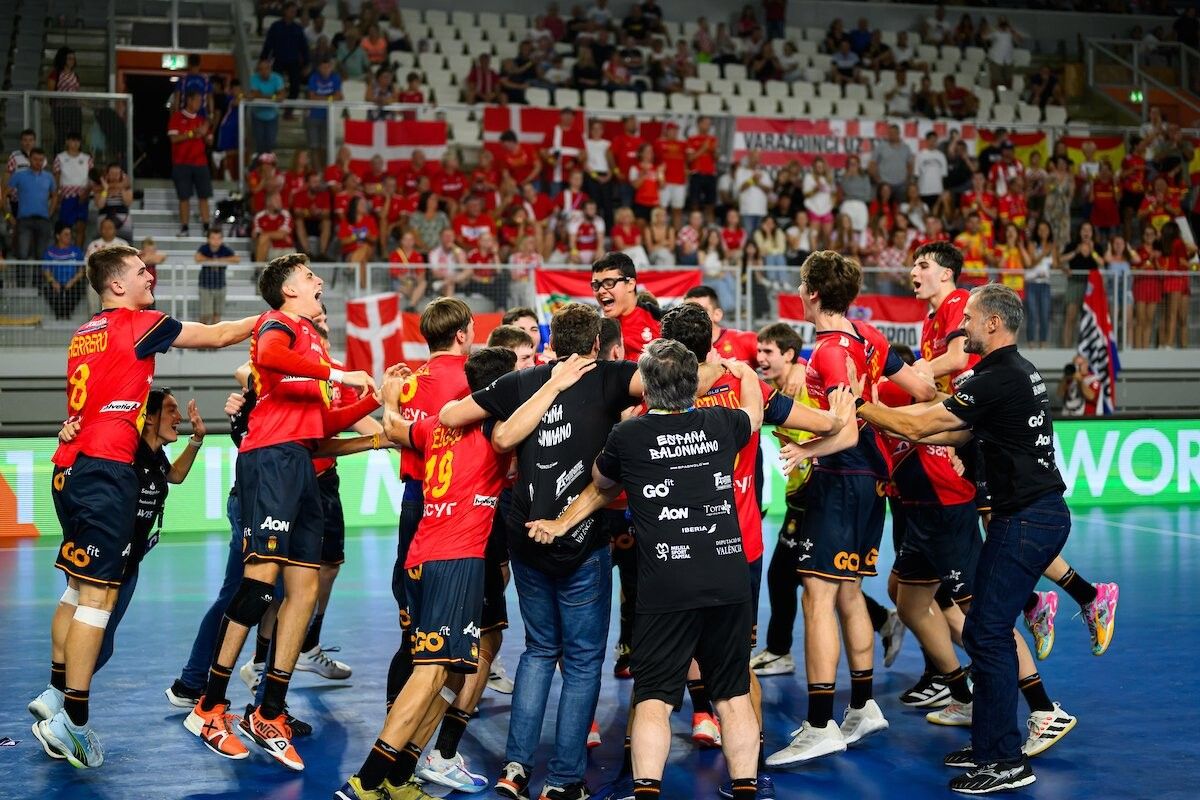 A Selección Española Xuvenil celebra o seu título no Campionato do Mundo
