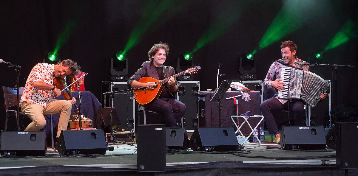 Concierto de Fetén Fetén en la Praza da Ferrería