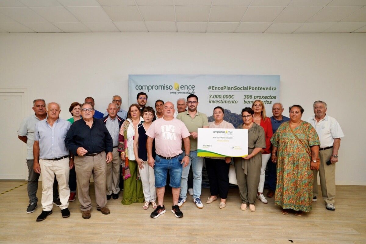 Representantes das asociacións veciñais que recibirán axudas do Plan Social de Ence