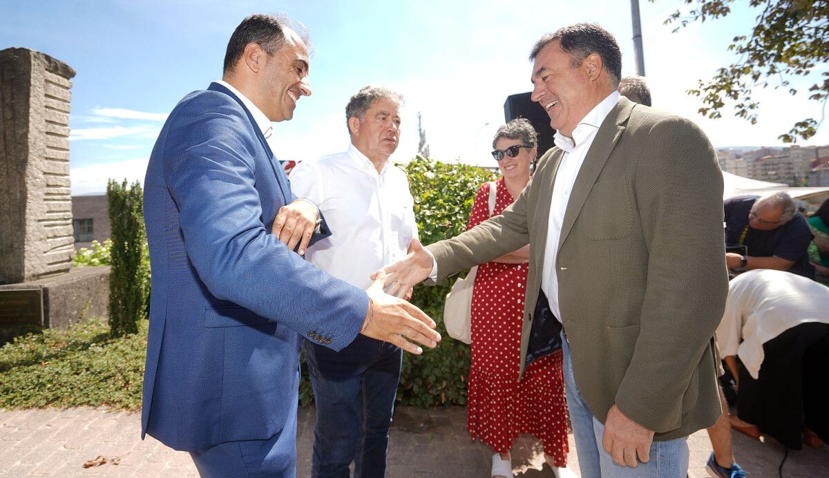 Los alcaldes de Pontevedra y Poio, la concejala Eva Vilaverde y el conselleio de Cultura, en el Día da Galiza Mártir 2023