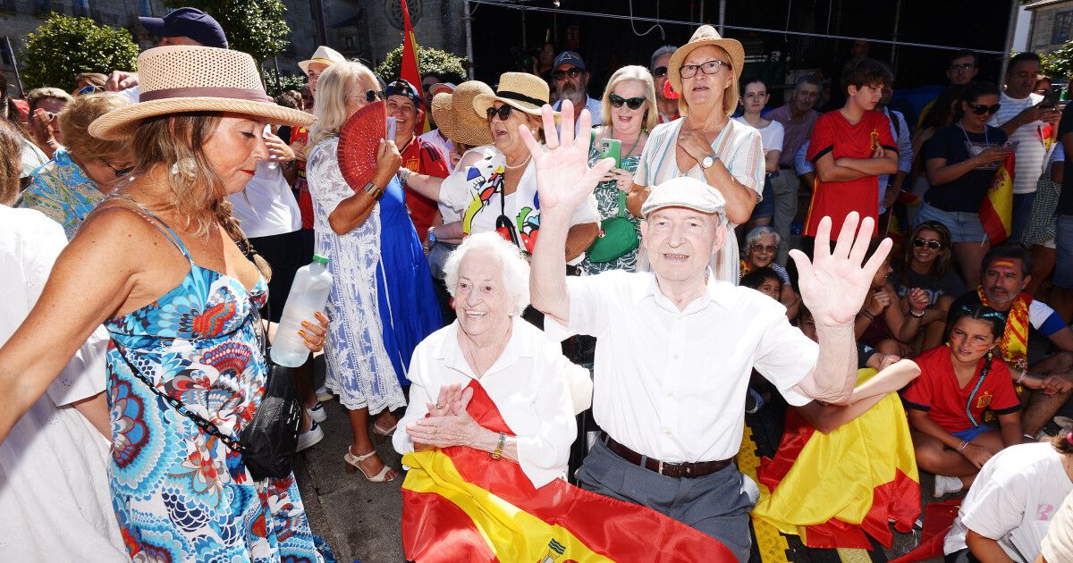Os avós de Tere Abelleira, na pantalla xigante na Ferrería durante a final do Mundial 