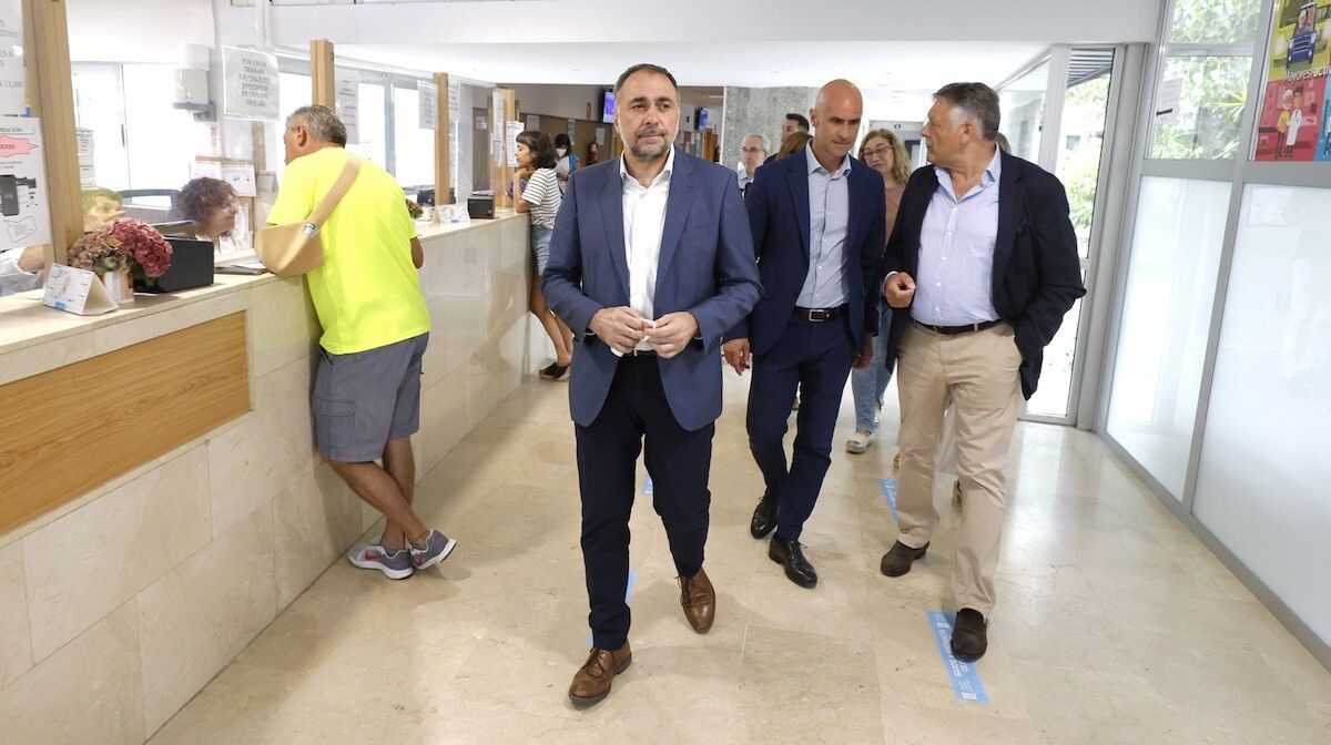 Julio García Comesaña, conselleiro de Sanidade, en el centro de salud de Baltar