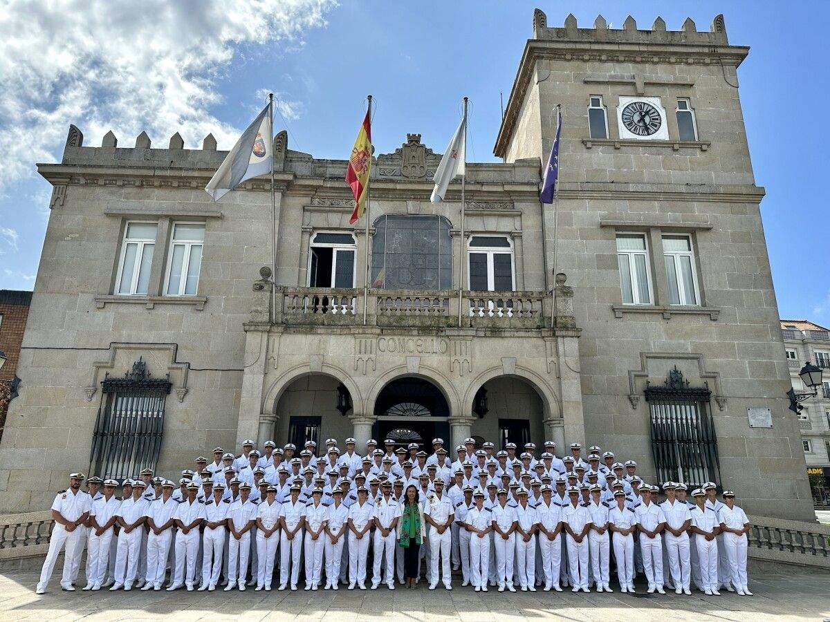 Los nuevos guardiamarinas de la Escuela Naval Militar son recibidos en el Concello de Marín