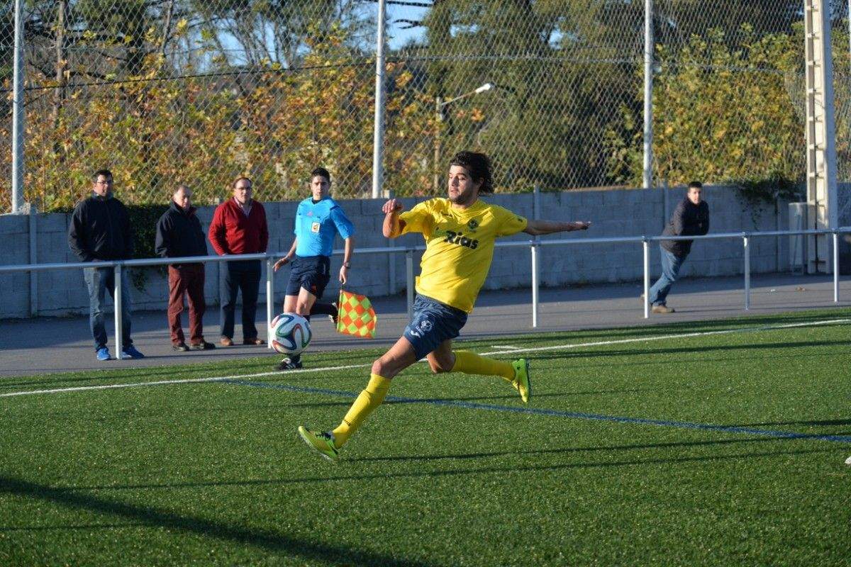 Nel nunha xogada do partido entre Xuventú Sanxenxo e Laracha en Baltar de Arriba